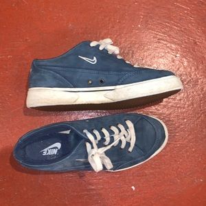 Nike suede like tennis shoes sneakers